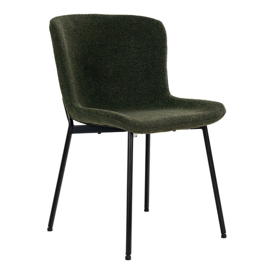 Set van 2 House Nordic Maceda eetkamerstoelen in donkergroen bouclé stof met zwarte stalen poten, staand aan een eettafel
