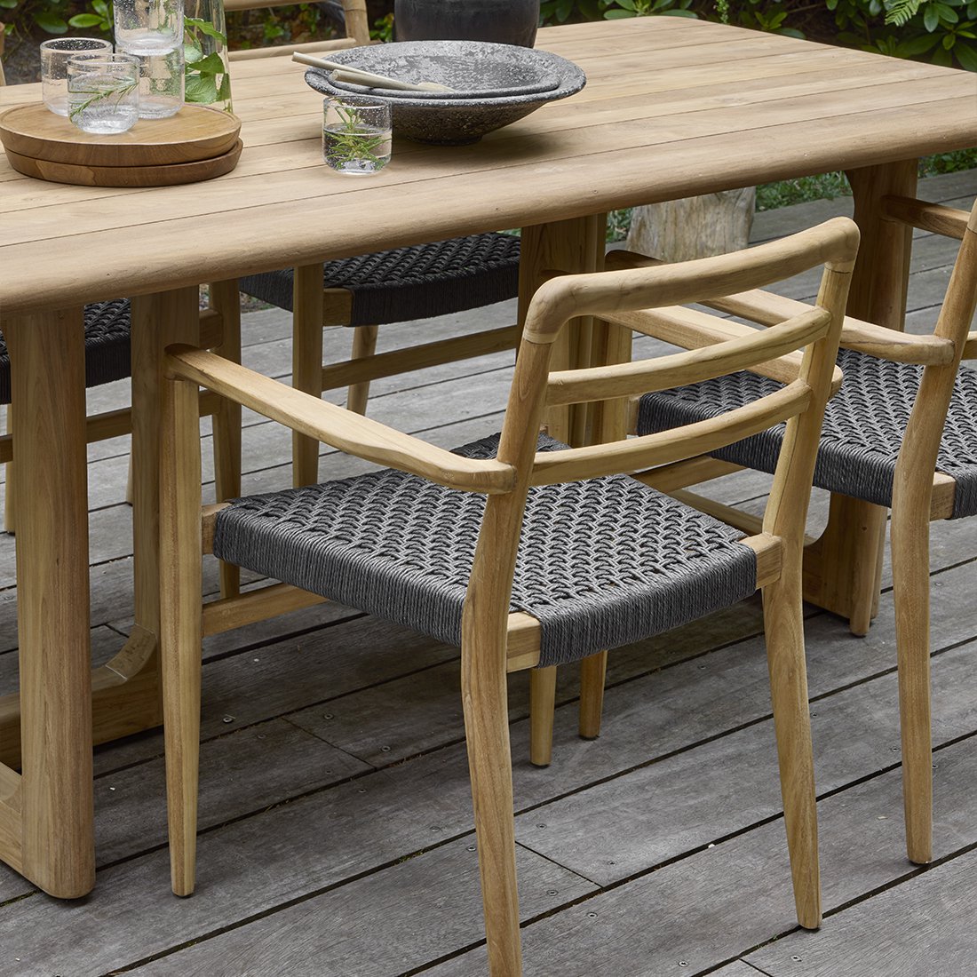 Verano teakhouten tuinstoel met armleuning - Zwart — schuine hoek — MEUBELIER