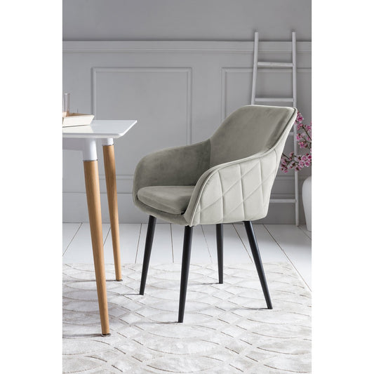 Luxe SalesFever eetkamerstoel in crème fluweel met diamantstiksel en zwart metalen frame, vanuit een lichte hoek gefotografeerd