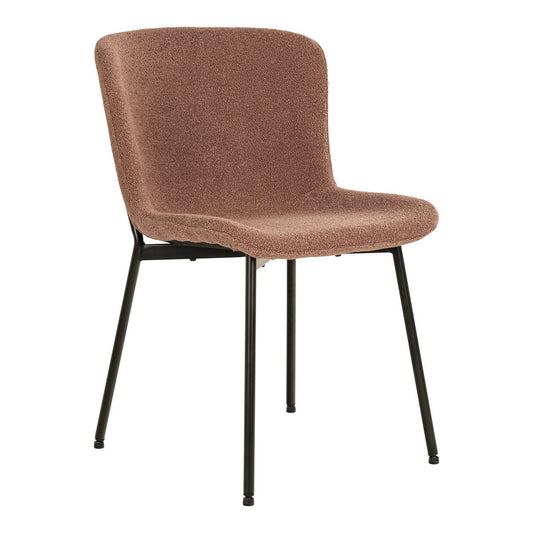 Set van twee House Nordic Maceda eetkamerstoelen met roestkleurige bouclé bekleding en zwarte stalen poten, staand in een moderne eetkamer