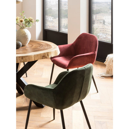 Set van twee rode fluwelen eetkamerstoelen van SIT Möbel met zwarte metalen poten, vanuit een schuine hoek gefotografeerd