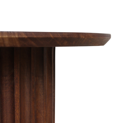 Bullnose bijzettafel bruin 55 cm – mangohout met karakter — close-up materiaal — MEUBELIER