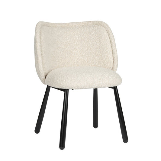 Set van twee Pole To Pole Panda eetkamerstoelen in Witte Parel kleur, met zachte kussens en een modern metalen frame, staand in een stijlvolle eetkamer