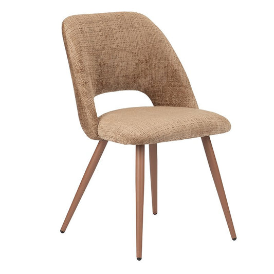 Set van twee Pole To Pole Boogstoelen in karamelkleurige zachte stof, met gebogen rugleuning en zwarte poedergecoate stalen poten, staand aan een moderne eettafel.