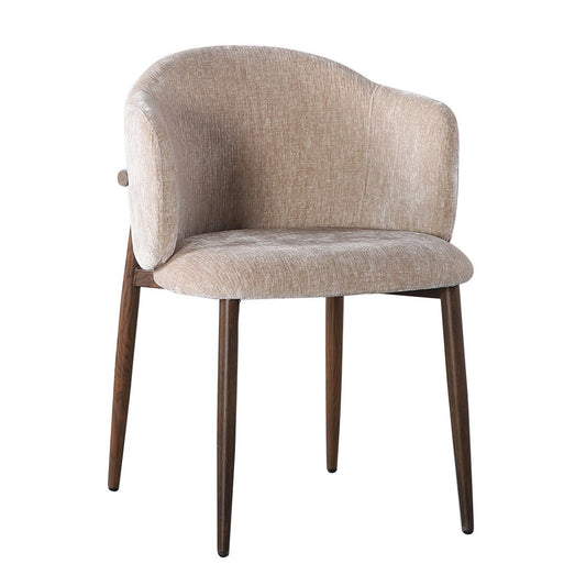 Set van twee Pole To Pole Osaka eetkamerstoelen in tan/beige kleur met armleuningen, geplaatst aan een houten eettafel in een minimalistische setting.
